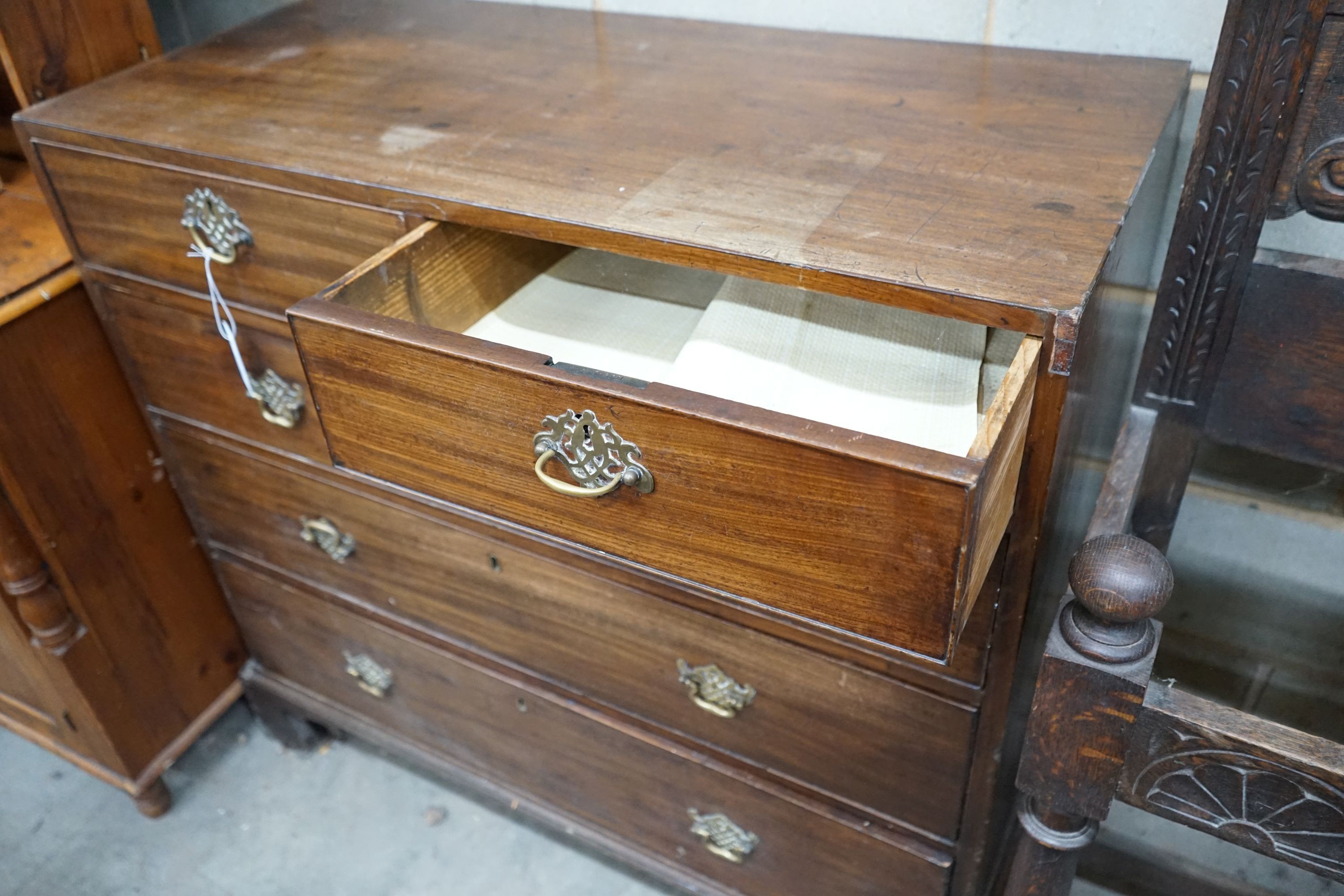 A George III mahogany chest of drawers, width 102cm, depth 47cm, height 97cm
